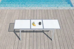 VILLANA Ausziehtisch, Silber/weiß, Alu/Sicherheitsglas, 160/220x90 Cm, Flügelmechanismus -Kettler Verkaufsgeschäft 13395 2 3 CGI.jpg