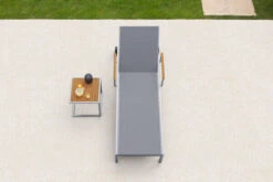 OUTFLEXX Sonnenliegen-Set, Taupe, Edelstahl/FSC-Teak, 195,5x74x35cm, Mit Armlehnen, Inkl. Beistelltisch 45x45cm 10 OUTFLEXX Sonnenliegen-Set, Taupe, Edelstahl/FSC-Teak, 195,5x74x35cm, Mit Armlehnen, Inkl. Beistelltisch 45x45cm -Kettler Verkaufsgeschäft 16547 3 CGI.jpg