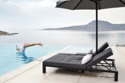 OUTFLEXX Twin Doppelliege, Sooty/marble, Alu/Sunbrella, 196 X 161 X 34 Cm, Rückenlehne Verstellbar, Inkl. Beistelltisch Und 1x Rückenkissen 7 OUTFLEXX Twin Doppelliege, Sooty/marble, Alu/Sunbrella, 196 X 161 X 34 Cm, Rückenlehne Verstellbar, Inkl. Beistelltisch Und 1x Rückenkissen -Kettler Verkaufsgeschäft 23469 03.jpg