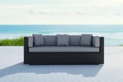 OUTFLEXX Dreisitzer-Sofa, Schwarz, Polyrattan, 210x85x70cm, Inkl. Polster + Wasserfeste Kissenbox -Kettler Verkaufsgeschäft 2392 1 BOX 2 CGI.jpg