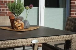 Ploß Rabida Dining Tisch, Champagner-meliert, Polyrattan, 90 X 90 Cm, Glasplatte In Steinoptik -Kettler Verkaufsgeschäft 3 20166.jpg